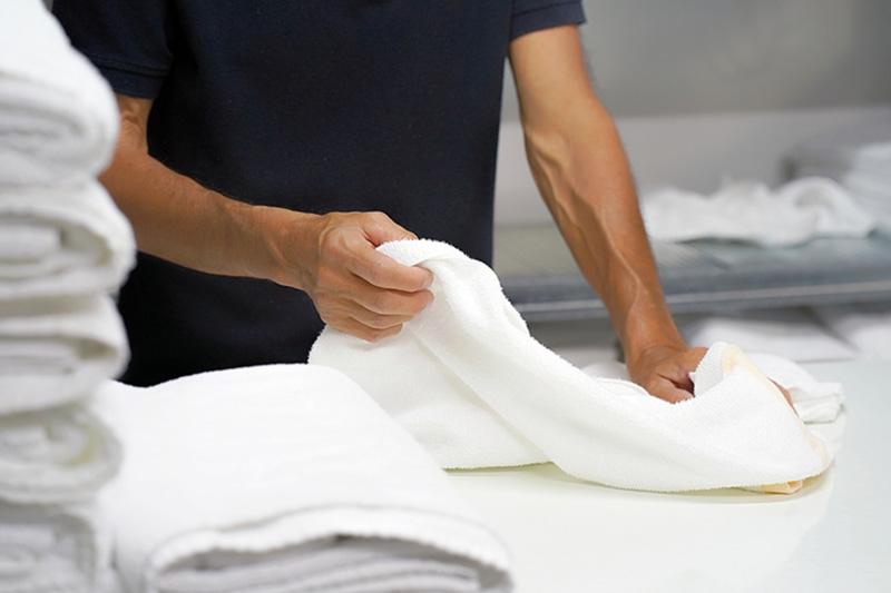 Pressing et blanchisserie. Maintenir l’entretien professionnel des textiles face au covid-19